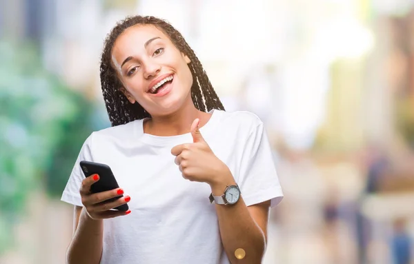 Joven Trenzado Pelo Afroamericano Chica Mostrando Uso Teléfono Inteligente Sobre —  Fotos de Stock