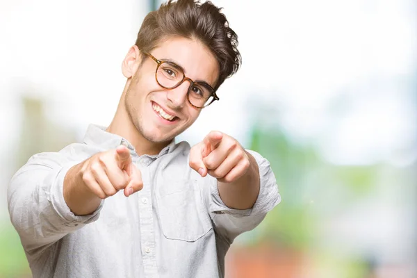 Genç Yakışıklı Adam Gözlük Izole Üzerinde Arka Plan Size Işaret — Stok fotoğraf