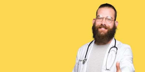 Joven Médico Rubio Con Barba Vistiendo Abrigo Médico Sonriente Amable — Foto de Stock