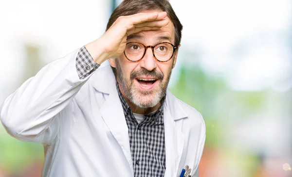 Middelbare Leeftijd Doctor Mannen Dragen Medische Jas Erg Blij Glimlachend — Stockfoto