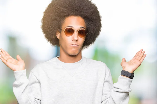 Joven Afroamericano Con Cabello Afro Usando Gafas Sol Sin Idea —  Fotos de Stock