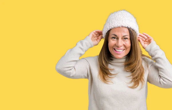 Schöne Frau Mittleren Alters Winterpullover Und Hut Über Isoliertem Hintergrund — Stockfoto