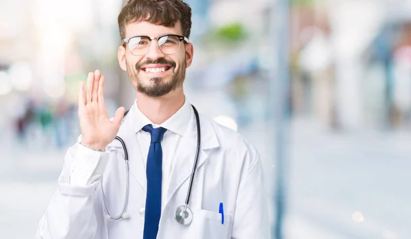 Giovane Medico Che Indossa Cappotto Dell Ospedale Sfondo Isolato Rinuncia — Foto Stock