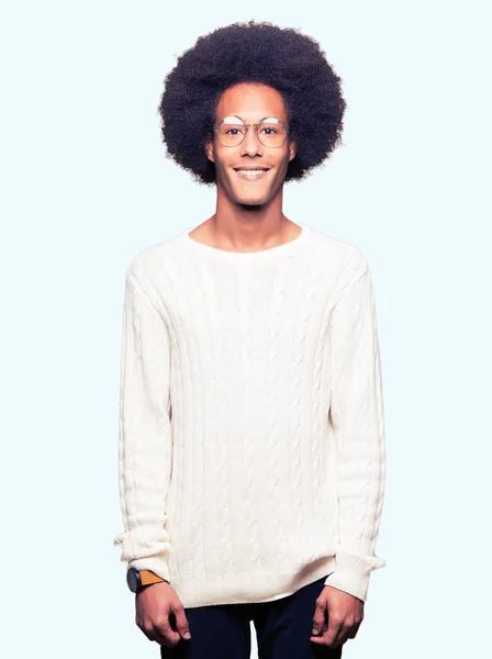 Jeune Homme Afro Américain Aux Cheveux Afro Portant Des Lunettes — Photo