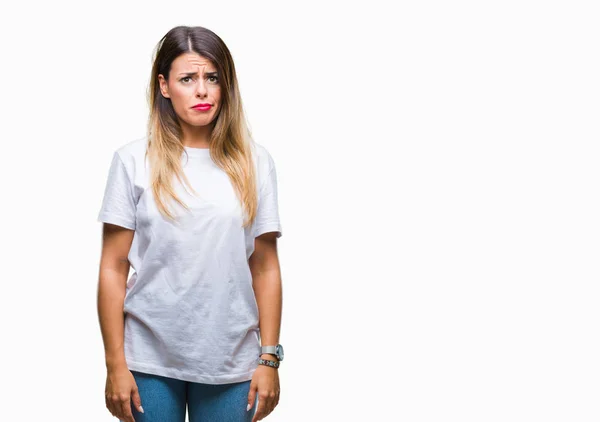 Junge Schöne Frau Lässig Weißes Shirt Über Isoliertem Hintergrund Skeptisch — Stockfoto