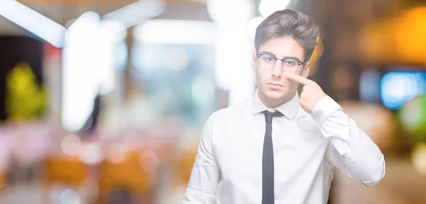 Junger Geschäftsmann Mit Brille Vor Isoliertem Hintergrund Der Mit Dem — Stockfoto