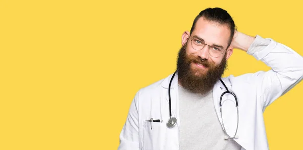 Pemuda Pirang Dokter Pria Dengan Jenggot Mengenakan Mantel Medis Tersenyum — Stok Foto