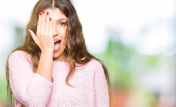 Jovem Mulher Bonita Vestindo Suéter Rosa Cobrindo Olho Com Mão — Fotografia de Stock