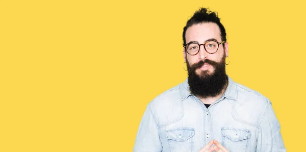 Jonge Hipster Man Met Lange Haren Baard Samen Dragen Van — Stockfoto