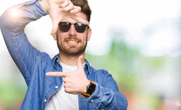 Joven Hombre Elegante Guapo Con Chaqueta Mezclilla Sonriente Haciendo Marco —  Fotos de Stock