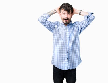 Genç yakışıklı iş adamı üzerinde arka plan deli izole ve baş, korkuyor ve açık ağzı ile şok sürpriz elleriyle korkuttu