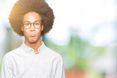 Afro saçlı gözlüklü genç Afro-Amerikan adam depresif ve kızgın ve korkmuş ağlıyor sıkıntı için endişeleniyorum. Üzgün ifade.