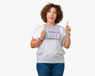 Arka plan bir fikir ya da soru işaret parmağı gülen yüz, bir numara ile sürpriz adet takvim tutan orta ager üst düzey kadın izole