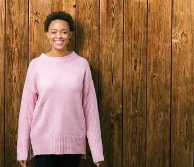 İzole arka plan ile bir mutlu ve serin güzel genç Afro-Amerikan kadın yüzündeki gülümseme. Şanslı kişi.