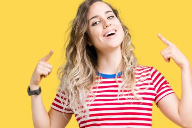 Güzel genç sarışın kadın izole arka plan üzerinde her ikisi ile baş gösteren gülen eller parmak, harika bir fikir ya da düşünce, iyi hafıza