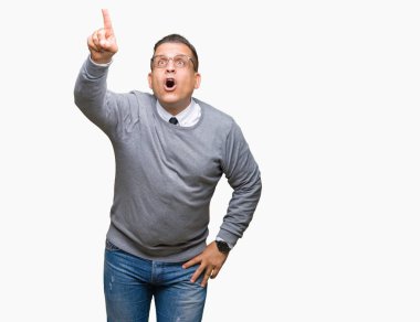 Arap adam gözlük izole arka plan ile sürpriz devam et, parmakla üzerinde orta yaş bussines ağız açık ifade, önünde bir şey hayret