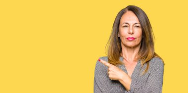 Güzel orta yaş iş kadını elle işaret parmak tarafı gösteren reklam, ciddi ve sakin yüz