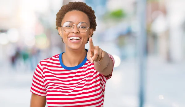 Vackra Unga Afroamerikanska Kvinnan Bär Glasögon Över Isolerade Bakgrund Skratta — Stockfoto