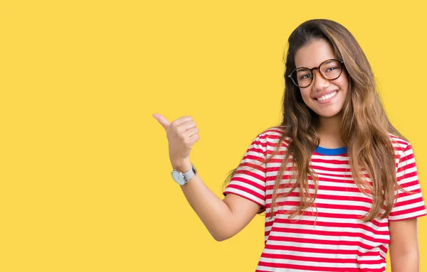 Jovem Bela Mulher Morena Vestindo Óculos Listras Shirt Sobre Fundo — Fotografia de Stock