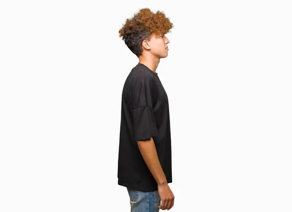 Joven Hombre Guapo Con Pelo Afro Vistiendo Camiseta Negra Mirando —  Fotos de Stock