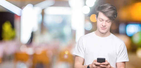 Jonge Man Met Smartphone Geïsoleerde Achtergrond Met Een Vertrouwen Uitdrukking — Stockfoto