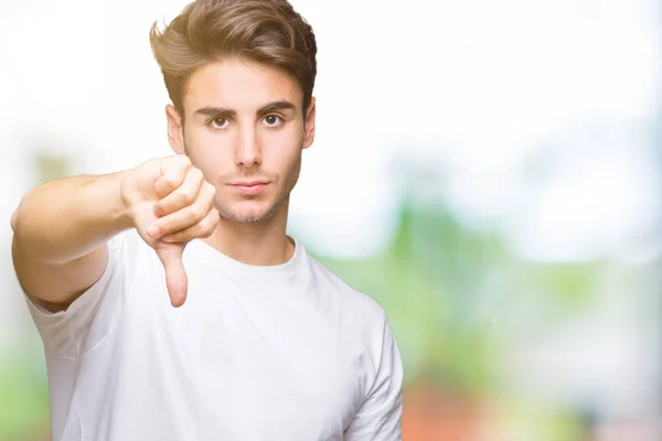 Jonge Knappe Man Dragen Witte Shirt Geïsoleerde Achtergrond Zoek Ongelukkig — Stockfoto