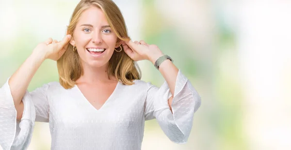 Mulher Bonita Elegante Sobre Fundo Isolado Sorrindo Puxando Orelhas Com — Fotografia de Stock