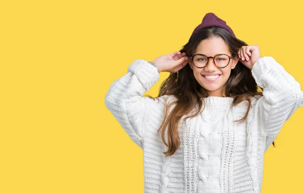 Junge Schöne Brünette Hipsterfrau Mit Brille Und Wintermütze Vor Isoliertem — Stockfoto