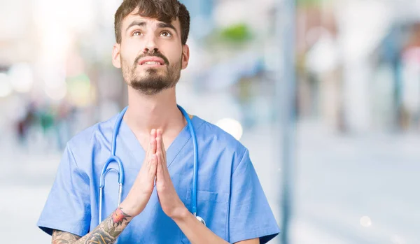 Jonge Knappe Verpleegkundige Man Chirurg Uniform Dragen Geïsoleerde Achtergrond Bedelen — Stockfoto