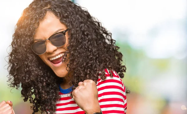 Giovane Bella Donna Con Capelli Ricci Indossa Occhiali Sole Molto — Foto Stock