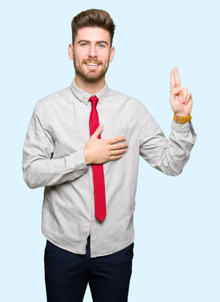 Fiatal Jóképű Üzleti Ember Swearing Kézzel Mellkason Kéz Hogy Hűség — Stock Fotó