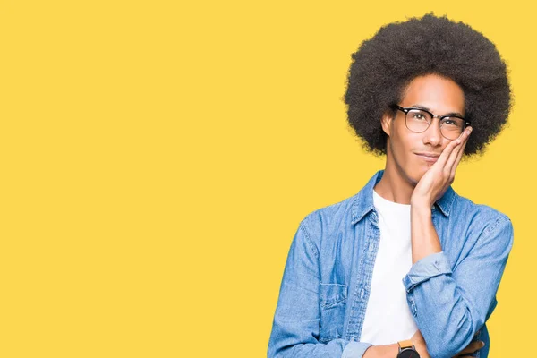 Joven Afroamericano Con Cabello Afro Usando Gafas Pensando Que Cansado —  Fotos de Stock