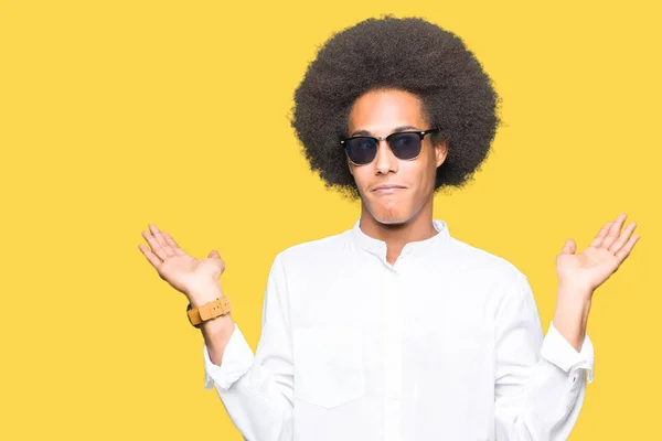 Młody Człowiek African American Afro Włosów Nosi Okulary Clueless Mylić — Zdjęcie stockowe