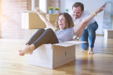 Orta yaş Senior romantik çift var eğlenceli Binicilik iç arasında CA