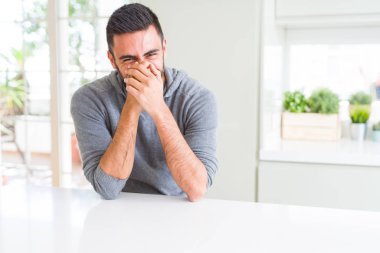 Yakışıklı adam, büyük bir gülümseme ile yüz gösteren neşeli gülümseyen