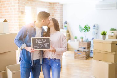 Güzel genç çift aşık içinde sarılmak ve tahta Mo tutarak