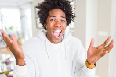 Afrika kökenli Amerikalı adam deli ve silah ile başarı için hayran kazak kutluyor giyen kaldırdı ve açık gözleri çığlık heyecanlı. Kazanan kavramı