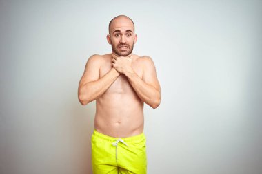 Genç gömleksiz adam izole arka plan üzerinde sarı mayo giyen bağırarak ve boğulma kısık çünkü acı boğmak. Sağlık sorunu. Boğulma ve intihar kavramı.