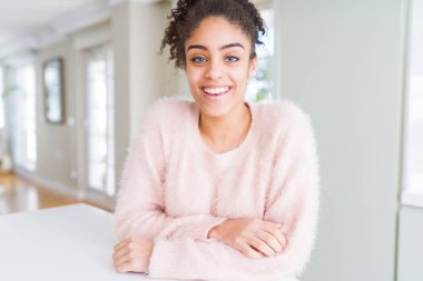 Bir mutlu ve serin afro saçlı güzel genç Afro-Amerikan kadın yüzündeki gülümseme. Şanslı kişi.