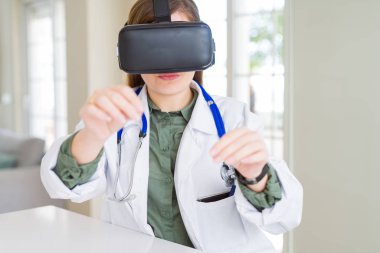 Doktor kadının cerrahi simülasyon sanal gerçeklik glas kullanarak yapması