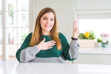 Genç güzel artı boyutu kadın rahat çizgili kazak giyen göğüs ve parmakları üzerinde el ile küfür gülümseyerek, bir sadakat sözü yemini yapma