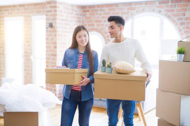 Güzel genç Asya çift görünümlü mutlu tutan karton kutu