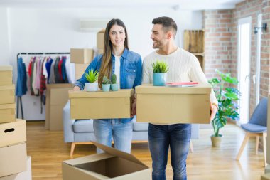 Genç çift yeni bir eve hareket, mutlu tutan oluklu gülümseyen