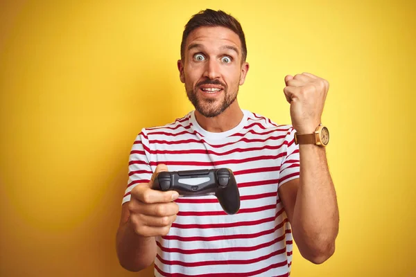 Joven Hombre Guapo Jugando Videojuegos Usando Almohadilla Juego Joystick Sobre —  Fotos de Stock