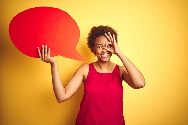 Jonge Afro Amerikaanse Vrouw Die Spraakballon Gele Geïsoleerde Achtergrond Met — Stockfoto