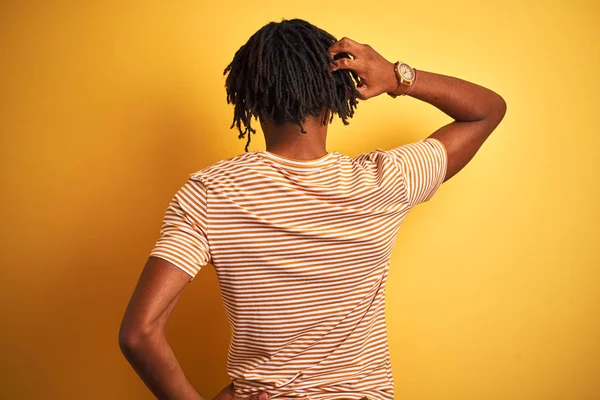 Afro Hombre Con Rastas Usando Camiseta Rayas Pie Sobre Fondo — Foto de Stock