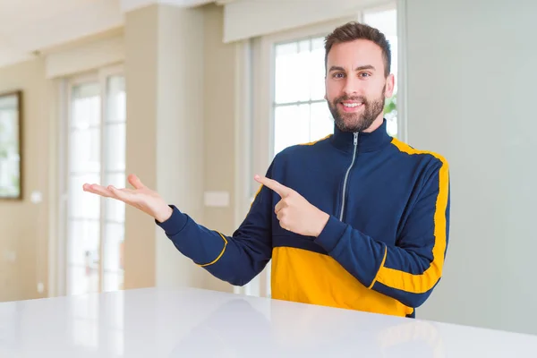 Handsome Man Thuis Verbaasd Lachend Naar Camera Terwijl Presenteren Met — Stockfoto