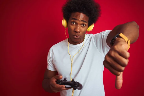Afro Gamer Man Spelar Video Spel Med Joystick Hörlurar Över — Stockfoto