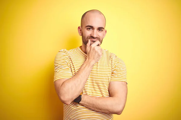 Ung Skallig Man Med Skägg Bär Casual Randig Shirt Över — Stockfoto