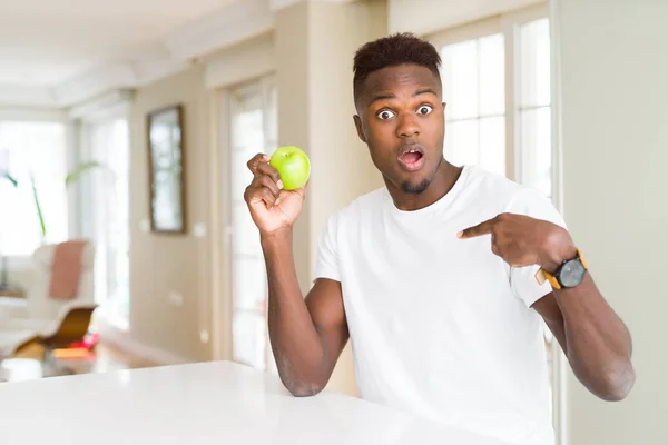 Jonge African American Man Het Eten Van Verse Groene Appel — Stockfoto